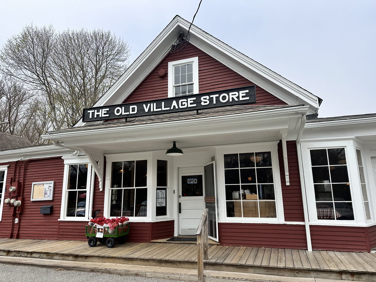 writermom62's tweet photo. I adventured a bit on my way home today and found this new bookstore/General Store!!🤩🤩📚📚#OffTheBeatenPath
#WritersLife https://t.co/ElKzA52WRF