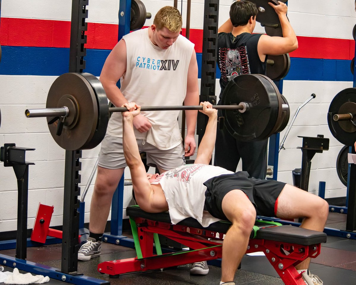 BradenHoll28's tweet image. Nothing ever beats the energy and team bonding of the weight room. Grinding with @JMcclellan1334 on max outs for bench!

@GCFBRecruiting @grwblazers #offseason #benchpress #football #weightlifting