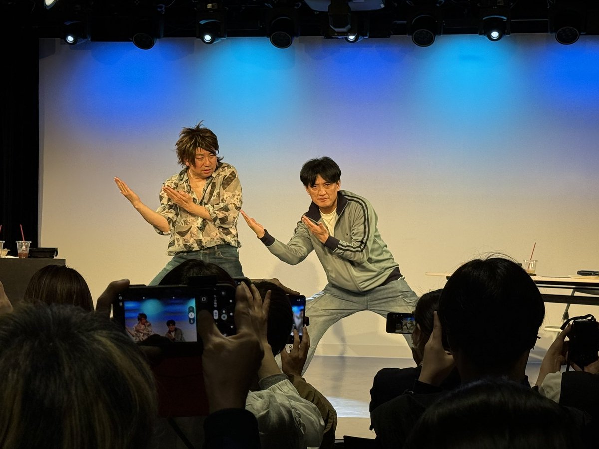 pekoegg's tweet photo. RGがあるある歌い続けヤナギブソンが誰が興味あんねんと叫び続ける会
はじめての道頓堀シアター。つるとんたんがなくなって残念だったから食事できるのうれしい。
帰りに一番おいしいシュークリームを買ってさっそく食べました。 https://t.co/p8HerZCSv7