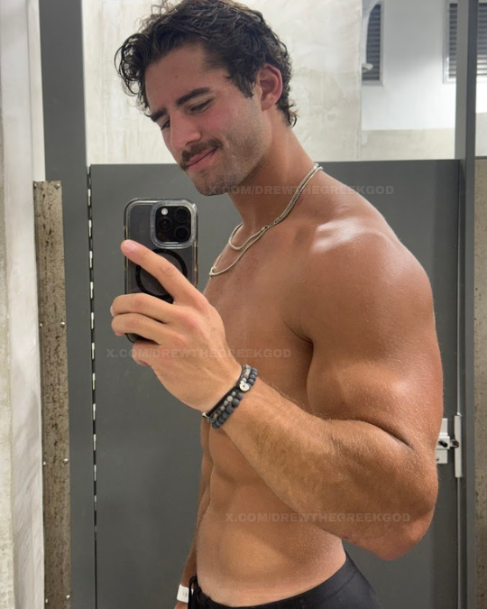 DrewTheGreekGod's tweet image. Still rocking the stache on Thursday. Let's go. #Fitness #Gym #MirrorCheck #FitnessForLife