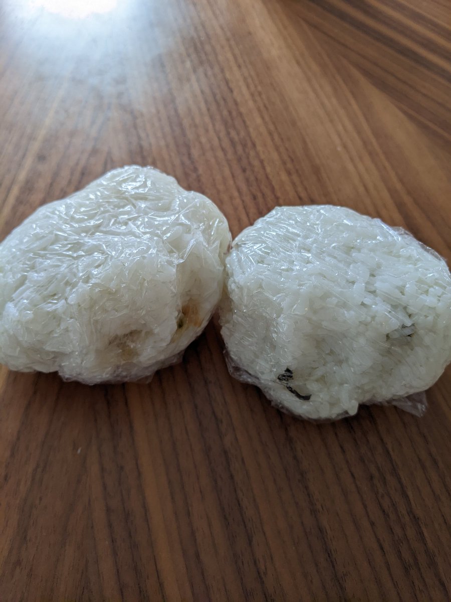 iijima_hr's tweet photo. 右はメルちゃんおにぎり、左はアンパンマンおにぎり🍙最近の楽しみです！ https://t.co/x3peQdx90T