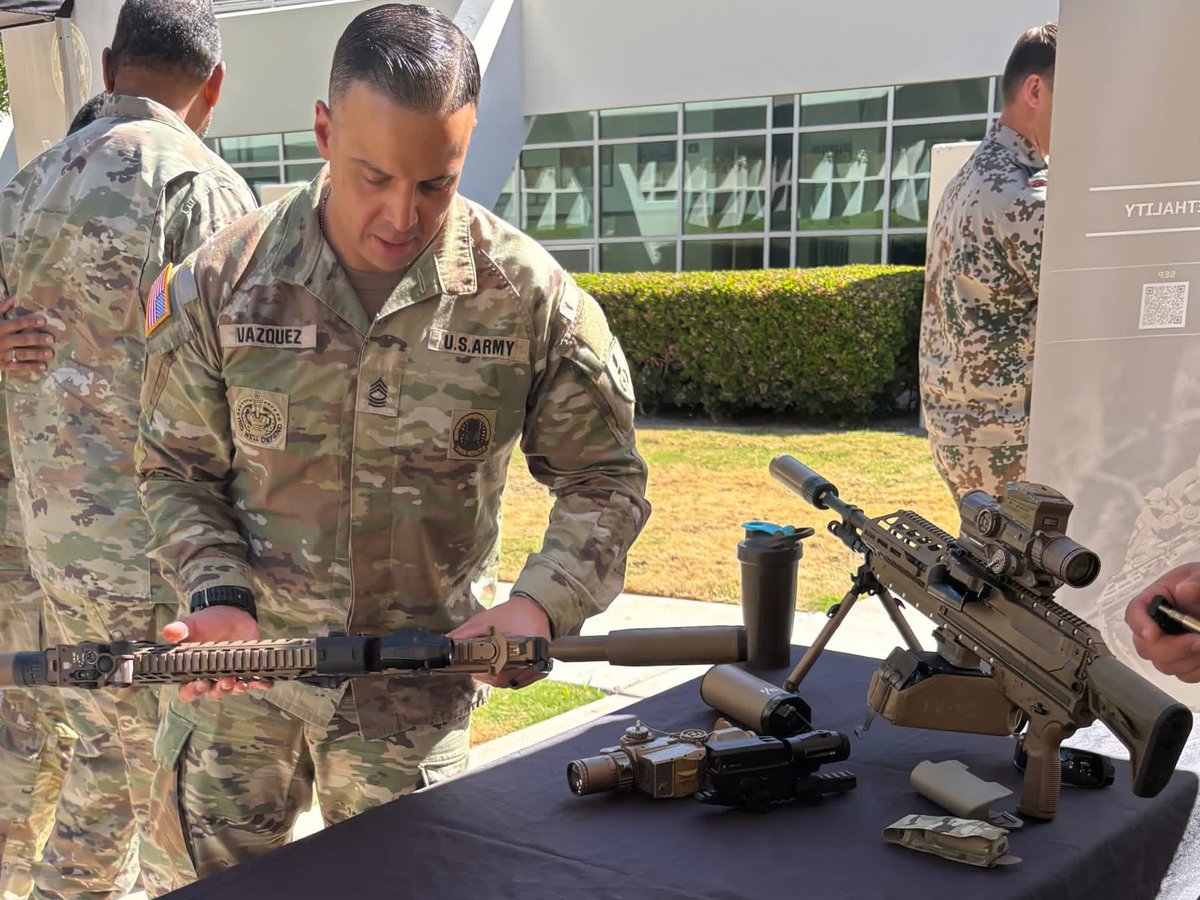 CPEGround's tweet photo. CPE Ground is @ the SGM Academy, giving current &amp; future SGMs an inside look @ the innovative, cutting-edge weapons, enablers, &amp; protective gear shaping the future of formation-based architecture.🛡️
#CPEGround #CPEGroundCP #ArmyLeadership #ArmyAcqReform https://t.co/C0hS13zO3D