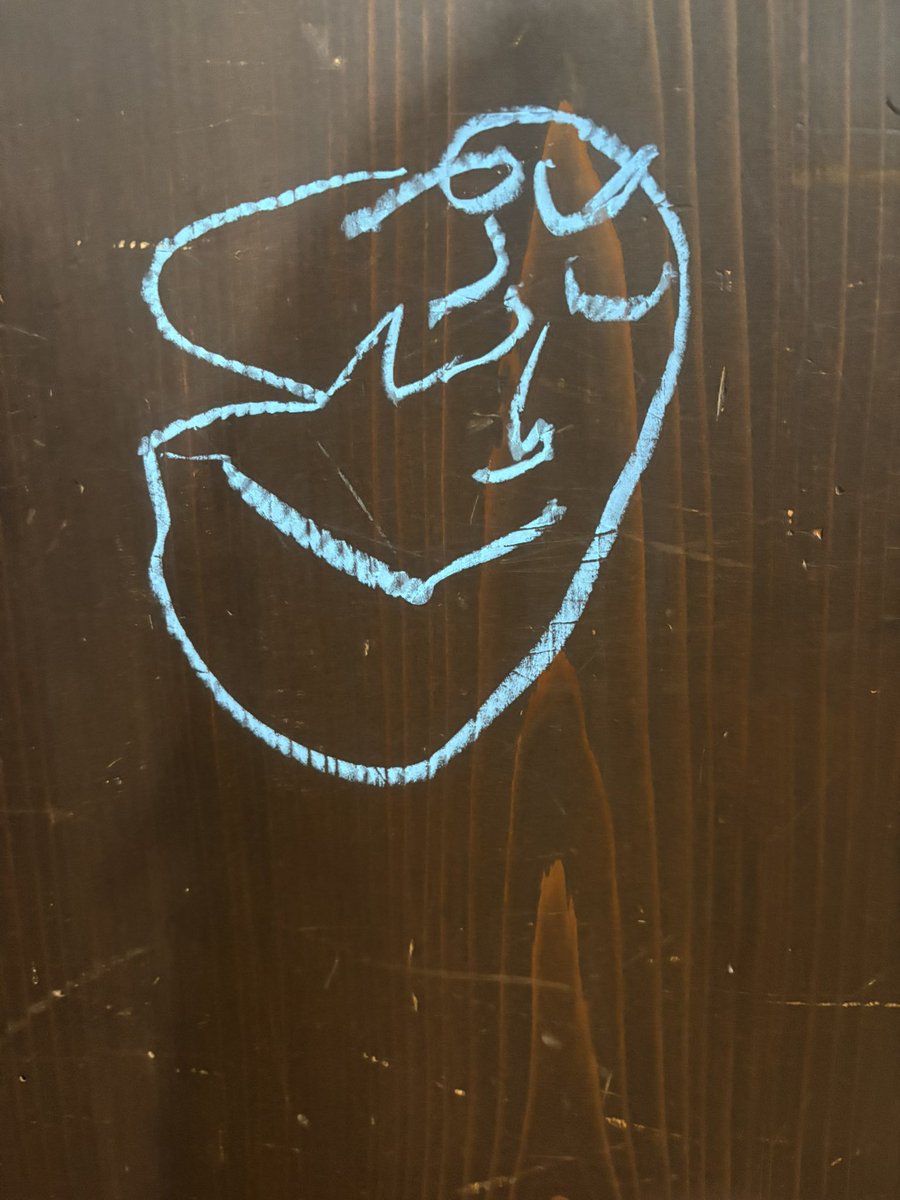 OSORAnoYOME's tweet photo. 3号がドアに落書きしとったんやけど…

ニコニコしながら｢ととー！｣と、支配人を描いたらしい。

怒れないし、なんなら、ピカソ？？？並に上手過ぎて…

怒れないし、なんなら感心してしまって……怒れないし、怒れないし……

Tシャツにしたい位に大好き過ぎる絵なんだけど‼️ https://t.co/LIW7Al8dUJ