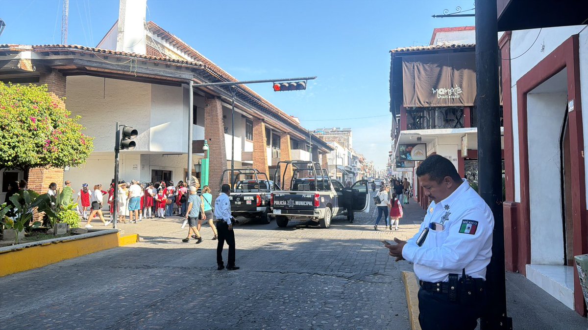 SCVallarta's tweet photo. Se cumplió el objetivo gracias a la labor de prevención
de la Comisaría de Seguridad Pública y Vialidad Municipal, que reafirma su compromiso de seguir trabajando las 24 horas del día, los 365 días del año, para mantener el orden y la paz social que caracteriza a Puerto Vallarta. https://t.co/5m6vO3yw9z