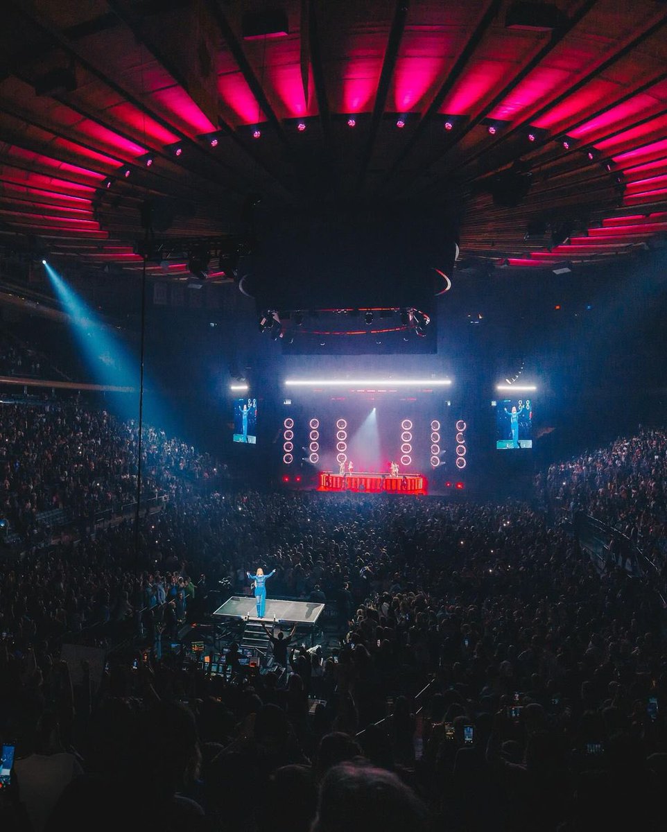 Meghan Trainor Charts tweet media