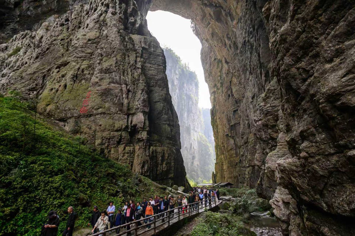 51argentina's tweet photo. Patrimonio de la Tierra, maravilla del mundo！Tres Puentes Naturales en Wulong, Chongqing. Patrimonio Mundial. El grupo de puentes kársticos más grande de Asia. Altura media >300 m, luz >500 m. Escenario de “La maldición de la flor dorada” y “Transformers 4”. #PatrimonioMundial https://t.co/b2rsHAugcr