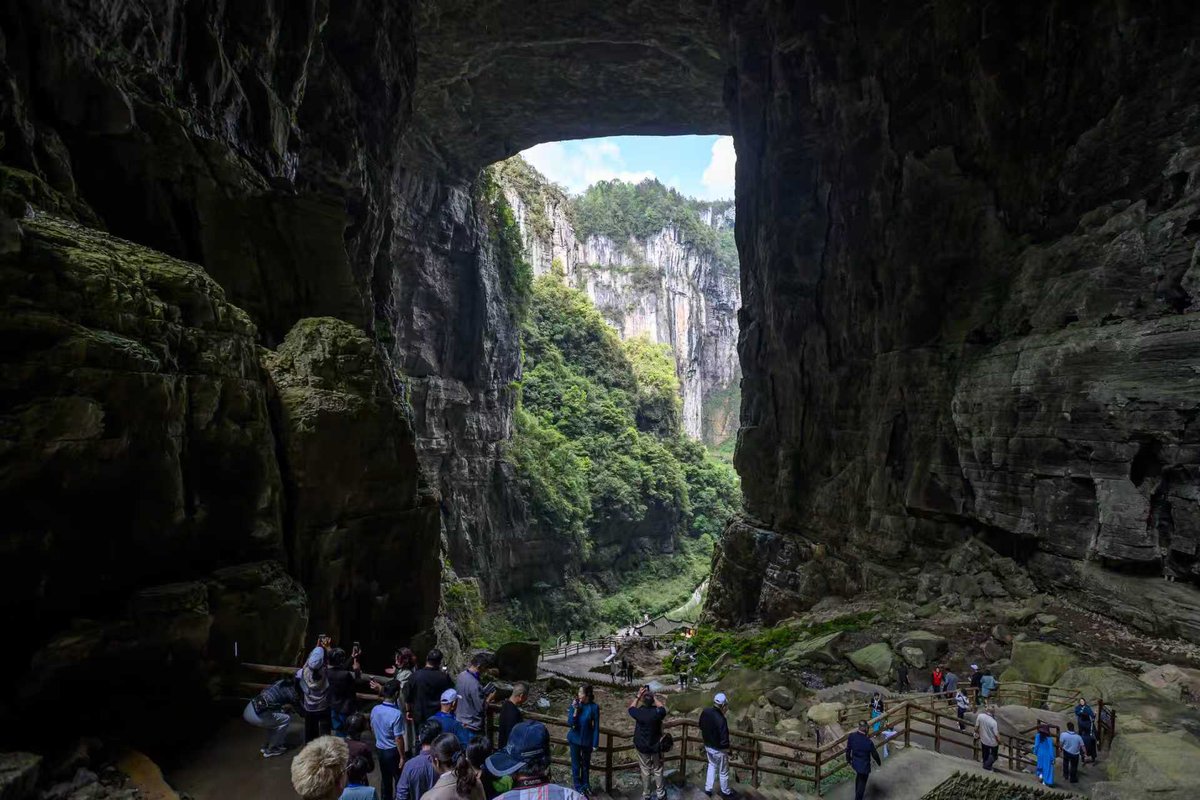 51argentina's tweet photo. Patrimonio de la Tierra, maravilla del mundo！Tres Puentes Naturales en Wulong, Chongqing. Patrimonio Mundial. El grupo de puentes kársticos más grande de Asia. Altura media >300 m, luz >500 m. Escenario de “La maldición de la flor dorada” y “Transformers 4”. #PatrimonioMundial https://t.co/b2rsHAugcr