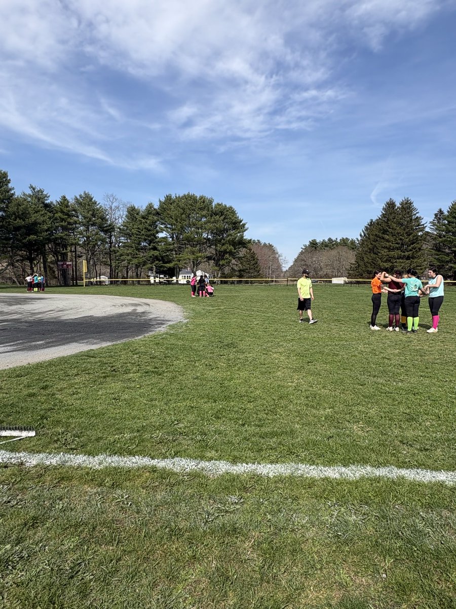 softball_oc's tweet photo. We started neon themed Thursday with some team building with some human knots! Great teamwork and communication was on display! @AthleticCougars https://t.co/e5Fcqh29aR