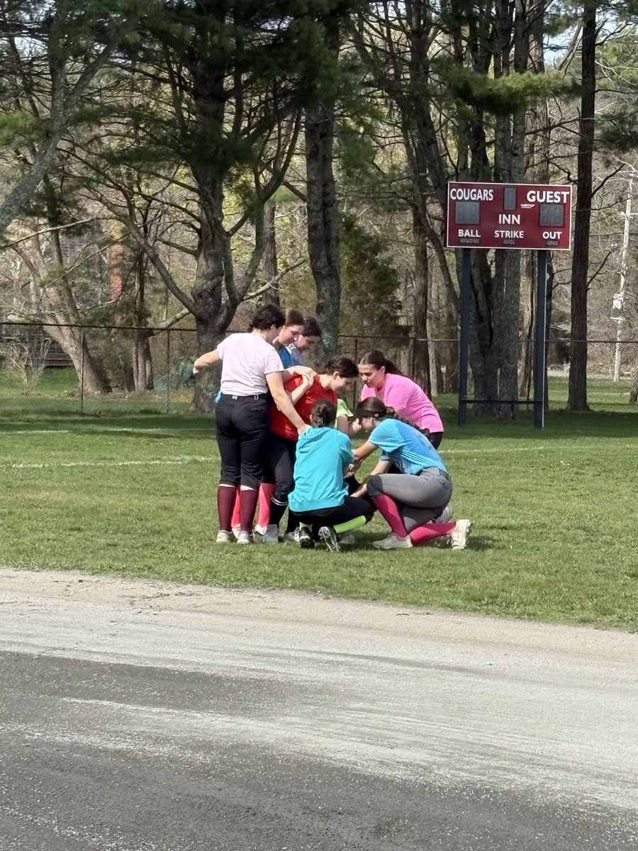 softball_oc's tweet photo. We started neon themed Thursday with some team building with some human knots! Great teamwork and communication was on display! @AthleticCougars https://t.co/e5Fcqh29aR