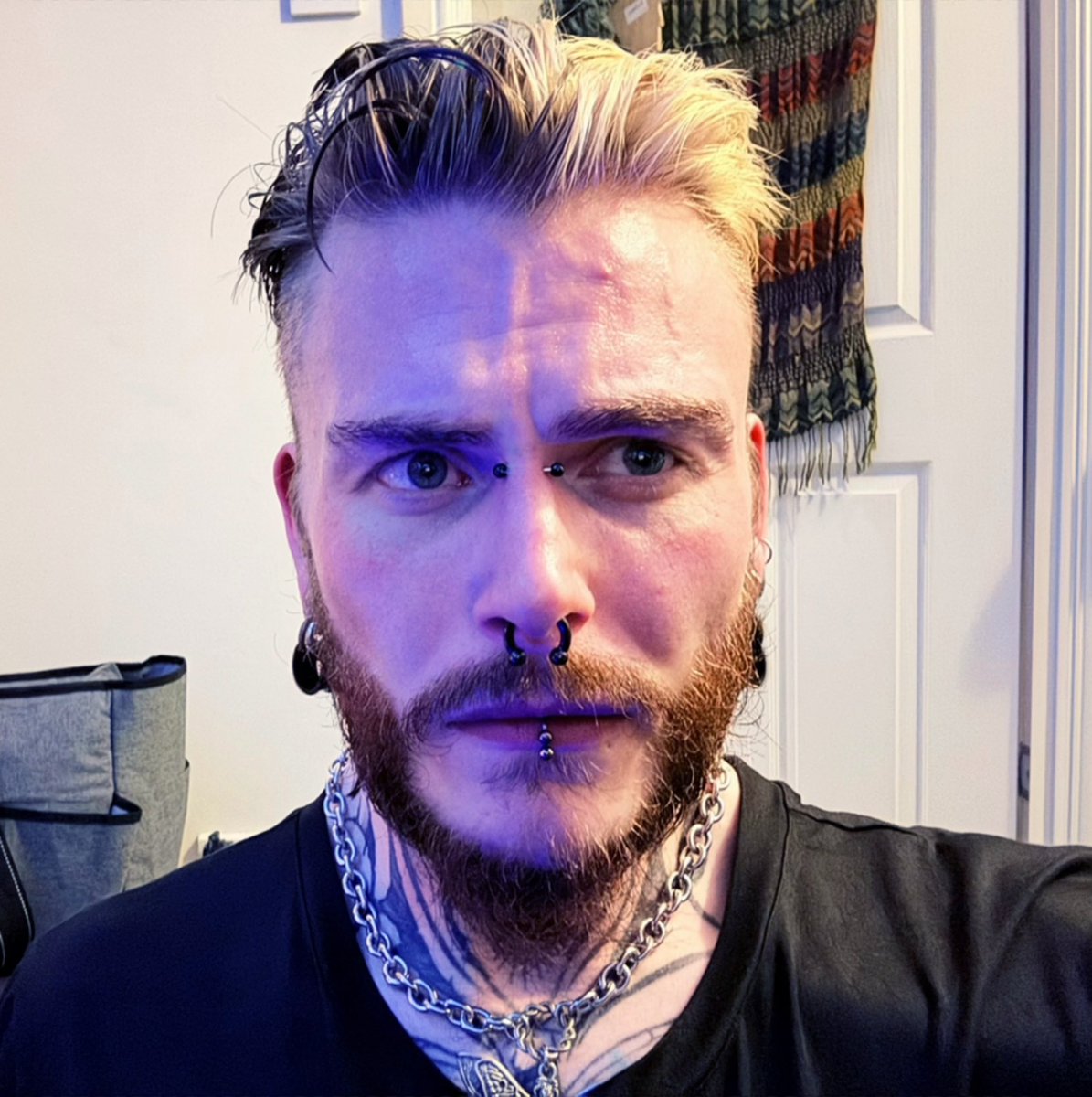Mikeychopss's tweet photo. Yeah unsure on the shorter beard 🧔‍♂️ and have the most painful fucking spot coming on my forehead……. Don’t come too close it might erupt and I might spray you  😂🫶 #spot #goth #alt #gaysp #gay https://t.co/NGzqLbnqtW