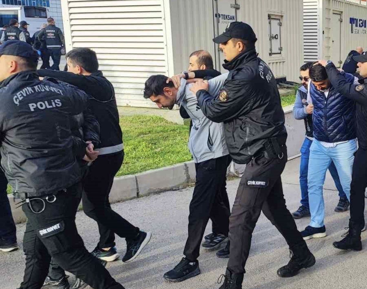 Adalet Bakanı Akın Gürlek:
“Sokak çetelerine göz açtırmayacağız” sözümüzü yerine getiriyoruz.

Adana merkezli 8 ilde yapılan operasyonlarda 296 şüpheli ve 6 çocuk yakalandı.
233 şüpheliden 216’sı tutuklandı.
Örgüte ait çok sayıda araç, arsa, konut ve banka hesaplarına el konuldu.