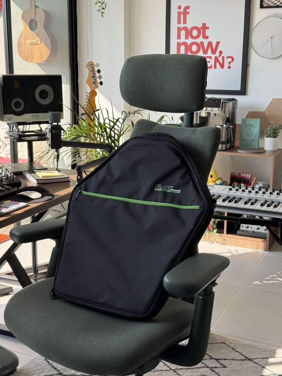 RATstands's tweet image. A professional setup doesn’t stop at the stand 🎶 

Your stand, your music, your essentials - carried properly 🎤 🎵 

🔗 Shop Gig Bags: buff.ly/ecF2nRy 

#Studio #MusicProduction #Recording #Production #LiveMusic #Musician