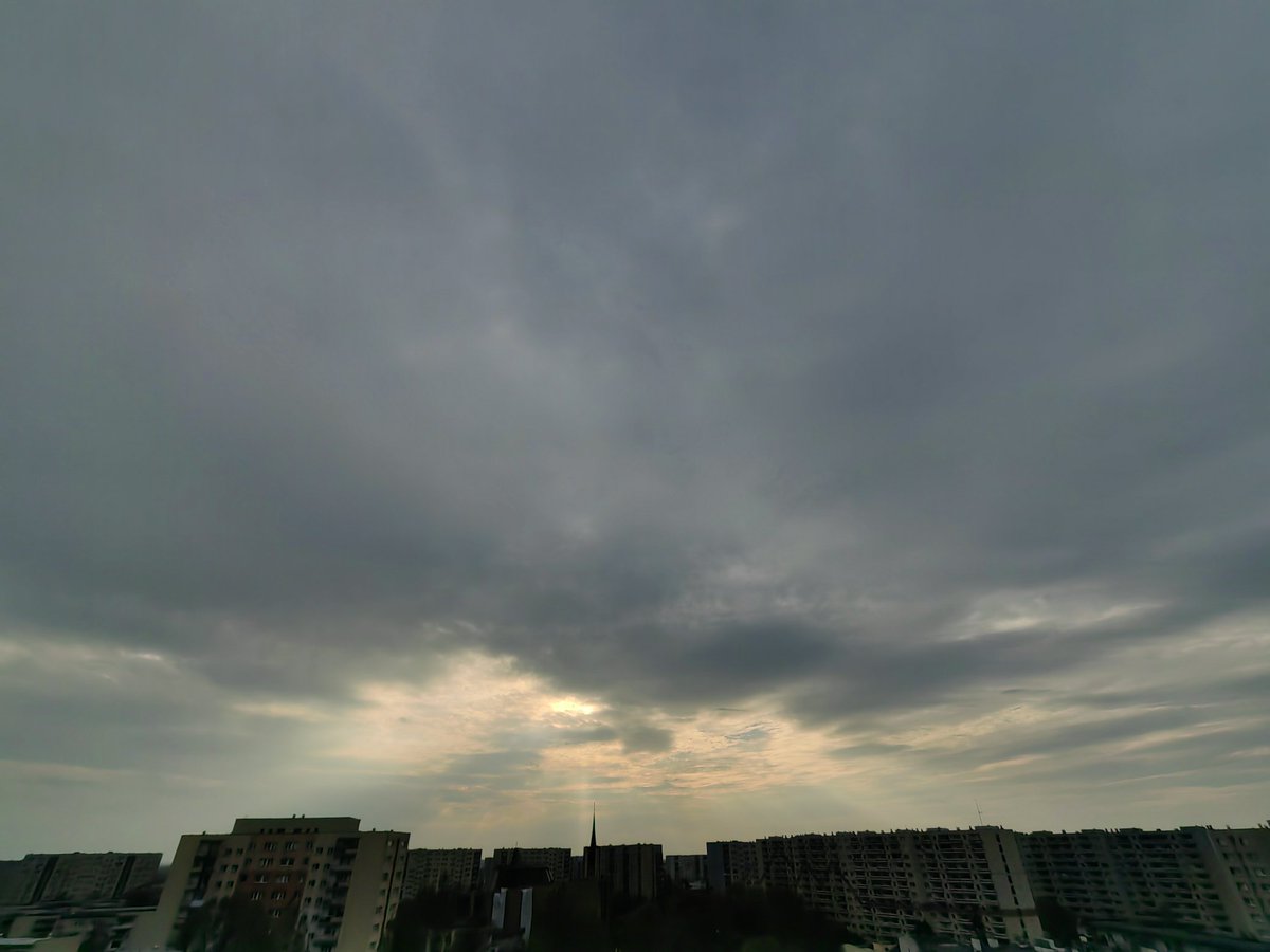 pawelekg's tweet image. Światło Słońca przeświecające przez chmury, późnym popołudniem i wieczorem o zachodzie Słońca. :) Sunlight spreading through a hole in the clouds, afternoon and evening not long before sunset today Thursday. It was a day #photography #cityscape #sunsetphotography 📷🏙🌇☁😊🧡💙