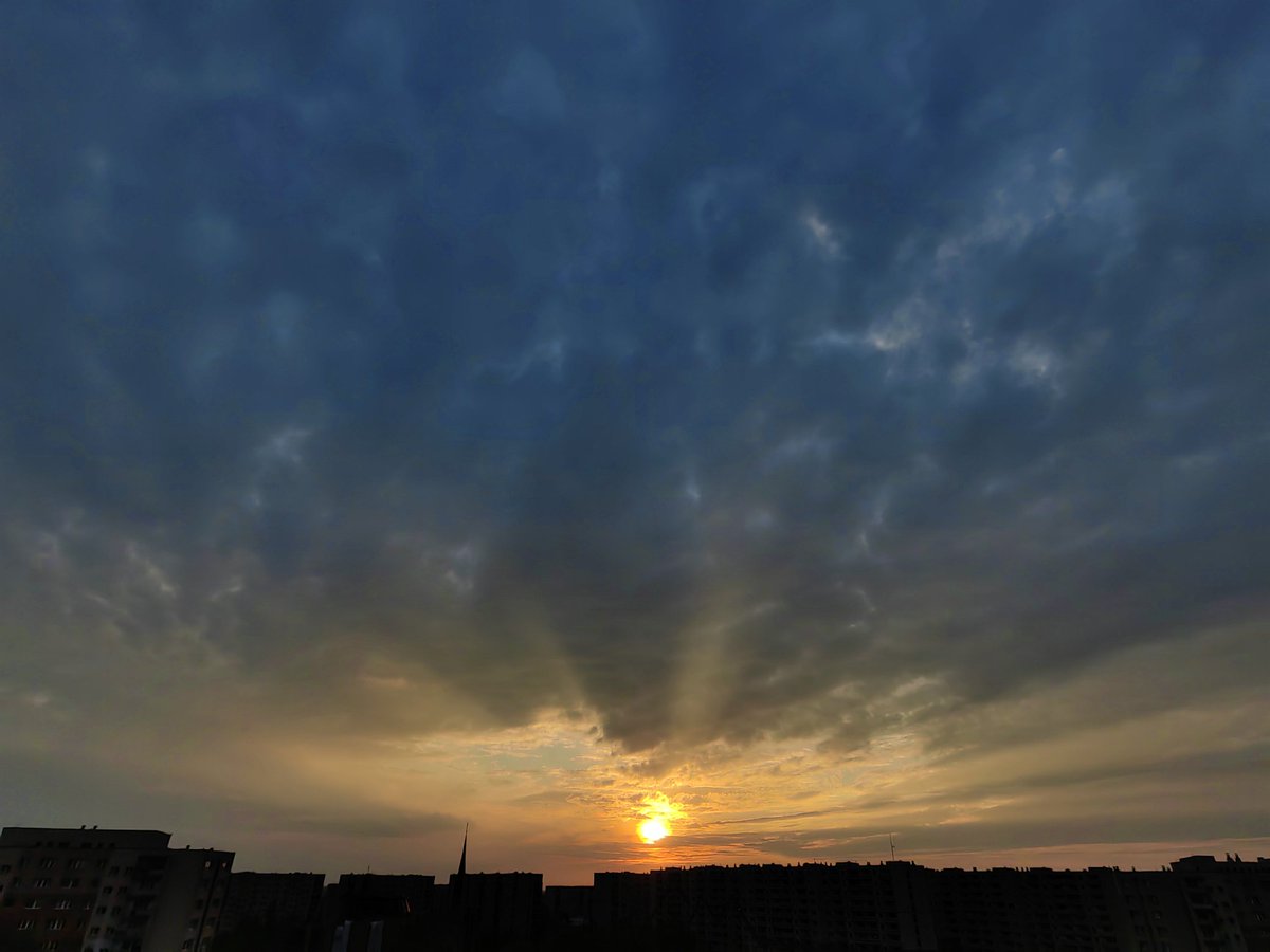 pawelekg's tweet image. Światło Słońca przeświecające przez chmury, późnym popołudniem i wieczorem o zachodzie Słońca. :) Sunlight spreading through a hole in the clouds, afternoon and evening not long before sunset today Thursday. It was a day #photography #cityscape #sunsetphotography 📷🏙🌇☁😊🧡💙