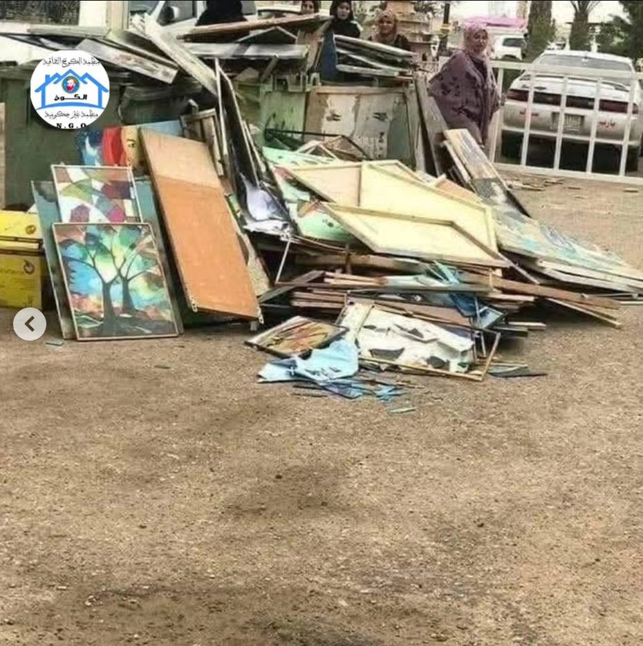 هكذا يعامل الفن العربي.
 ادارة الجامعة تلقي لوحات الطلبة بعد الاختبار  في القمامة ، دون علمهم واذنهم

منقول