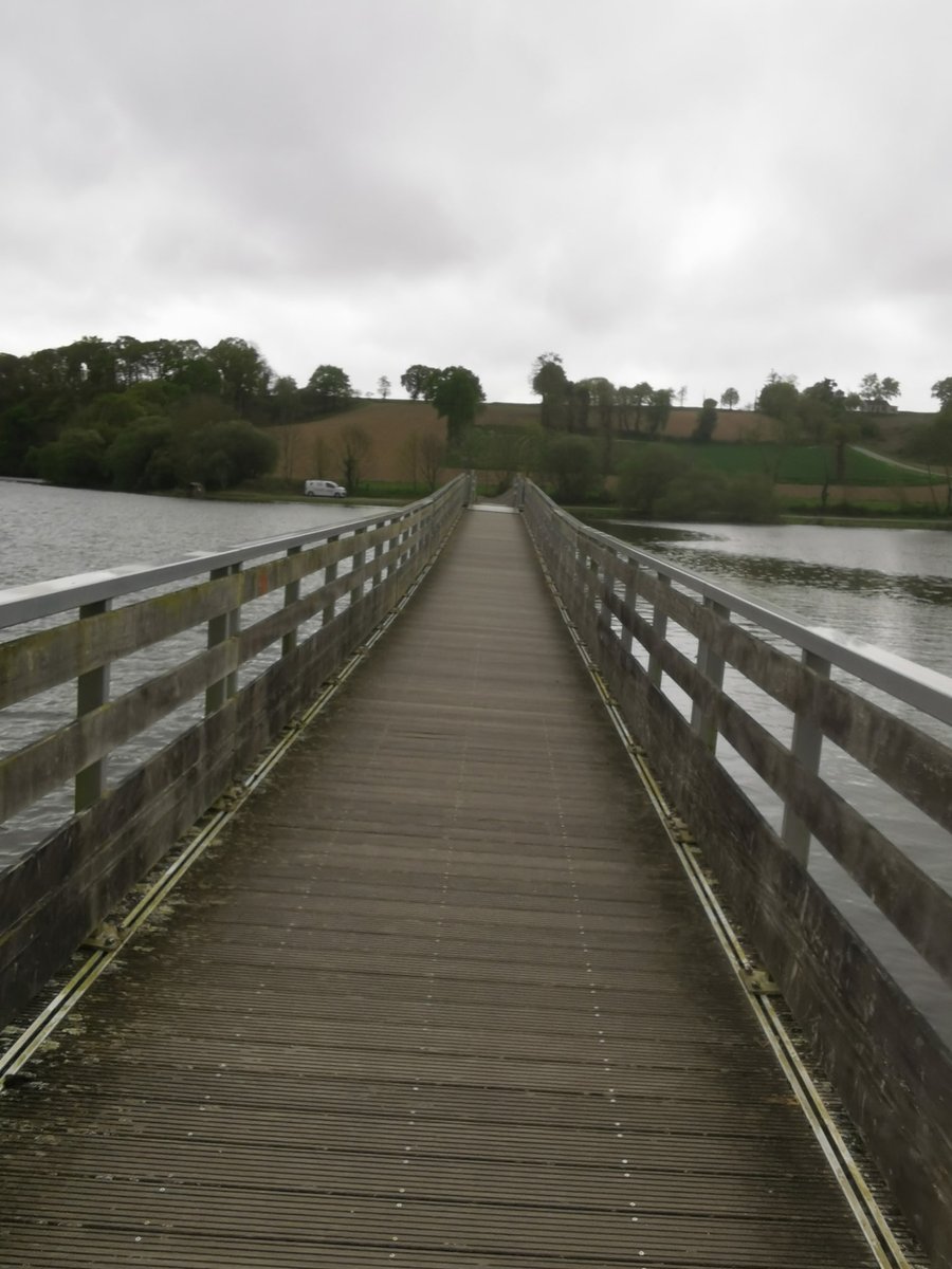 CarlaBZH's tweet image. Belle #balade autour du lac de #JugonLesLacs. C'est agréable et apaisant. Nous sommes en pleine #nature. Les gens, que je croise, sont détendus. Parfois, j'entame une discution avec eux. J'aime beaucoup cet endroit ! 👍😍 #Bretagne