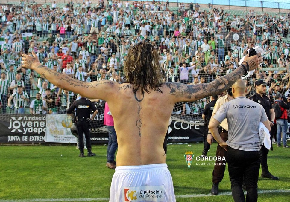 Hoy hace 4 años fuimos muy felices de ascender y abandonar (ojalá sea para siempre) 2° RFEF.
Brutal ese desplazamiento a Mérida y el temporadón del equipo