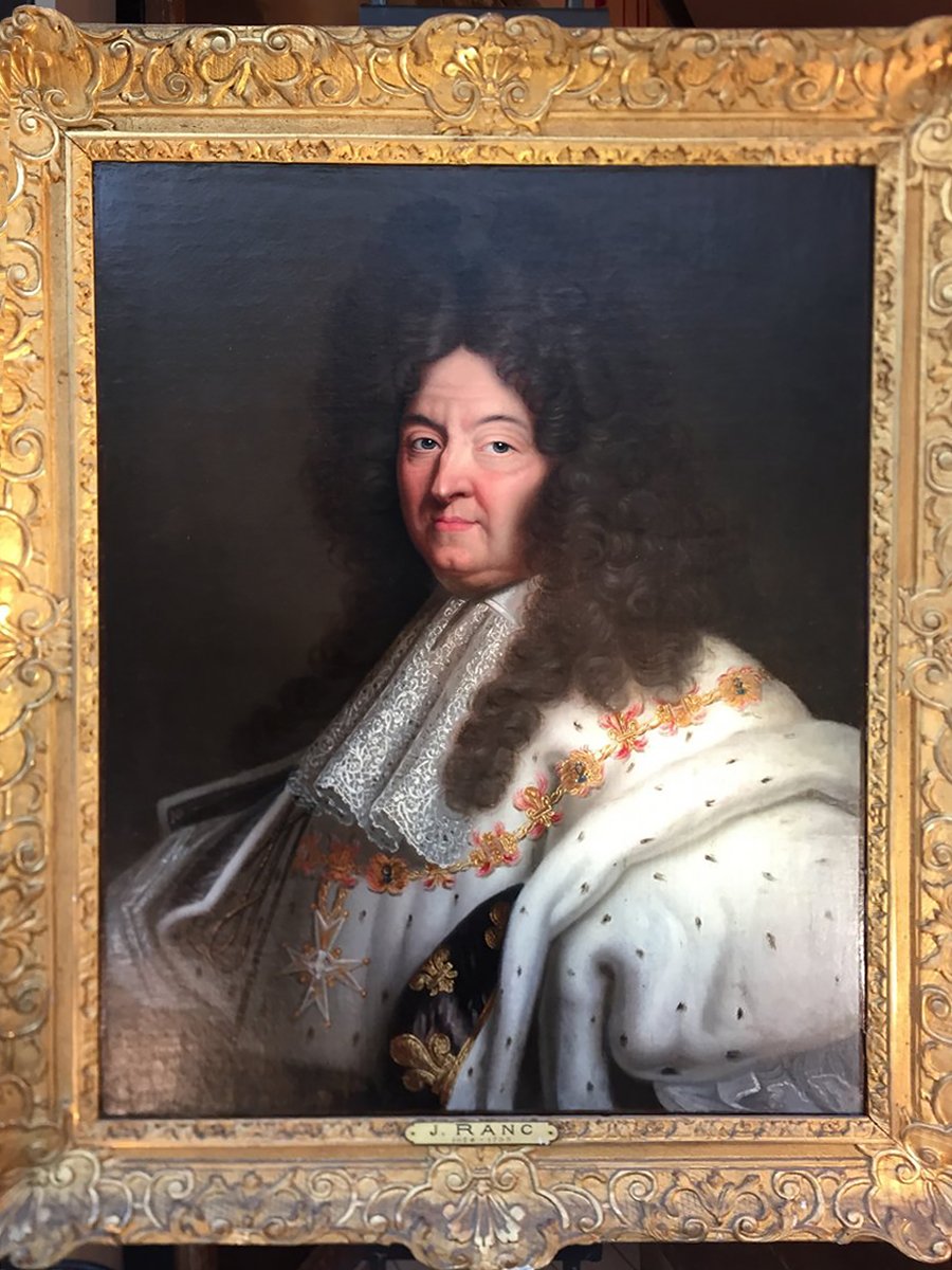 cave_ol's tweet image. Jusqu'en 1700, les travaux des appartements des courtisans au château de Versailles se faisaient à la charge du Roi et sans lui demande son autorisation.
Face aux abus, Louis XIV y met fin cette année-là.

#histoire #versailles