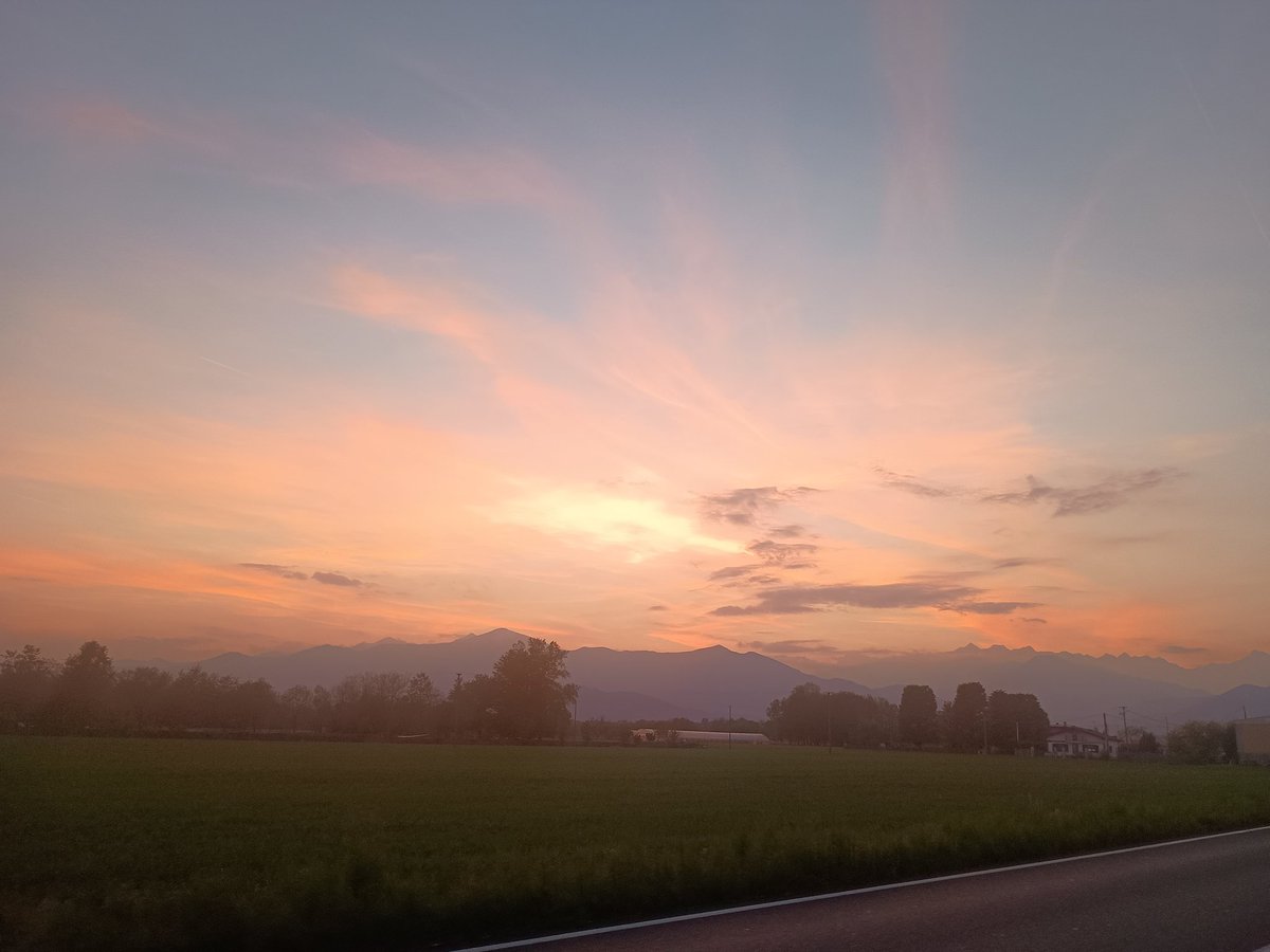 ChoosyGirl73's tweet image. Right now
(mancano le tette lo so) 
*frase poetica a caso*
.
.
.
#cielomeraviglia #nuvole #Colors #riflessi #sky ✨