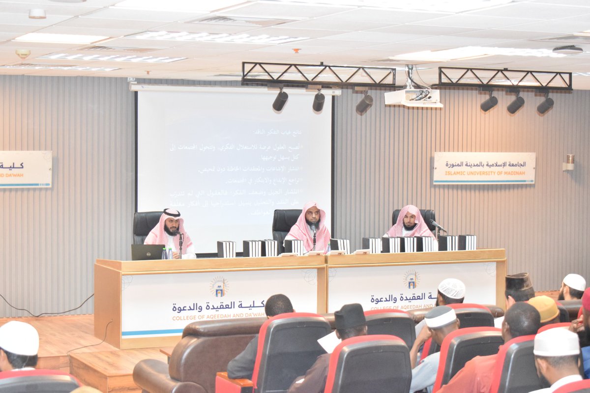 DaawaFaculty's tweet photo. أقامت #كلية_العقيدة_والدعوة  بالتعاون مع وحدة التوعية الفكرية وعمادة شؤون الطلاب ، ندوة بعنوان:
أهمية التفكير الناقد في مواجهة الانحرافات الفكرية

 قدّم الندوة أصحاب السعادة 
د. عبدالمجيد بن إبراهيم العوفي
 رئيس قسم العقيدة

د. عمر بن ناصر العلوي
رئيس قسم الدعوة والثقافة الإسلامية

أدار الندوة
د. عبدالله بن عبدالرحمن الرحيلي
عضو هيئة التدريس بقسم العقيدة