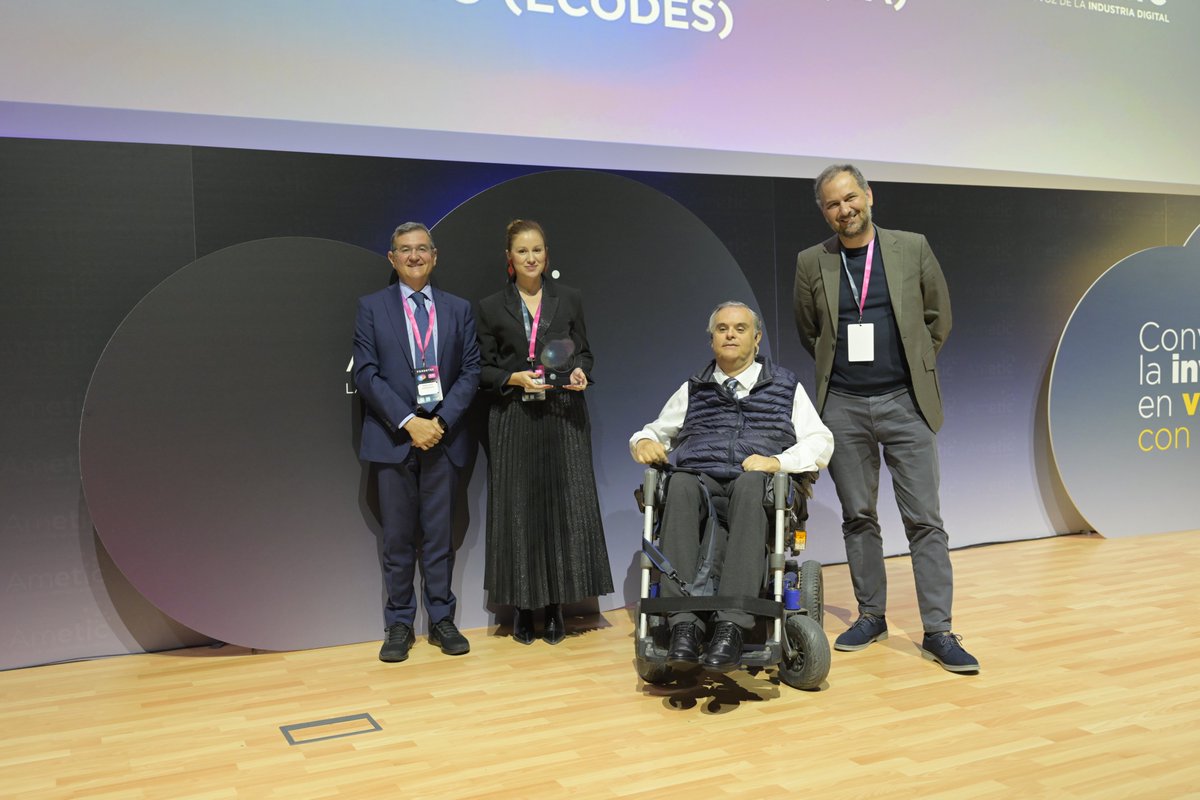 AMETIC_es's tweet photo. #AIAMSummit26 I🏆 Ceremonia de entrega de la 6ª Edición de los Premios IA @AMETIC_es : “De Nación IA a la producción real”

La ceremonia de los Premios IA AMETIC 2026 ha puesto en valor el compromiso del ecosistema tecnológico con una inteligencia artificial que avanza desde la inversión hacia el impacto real, responsable y accesible. Una visión compartida durante la intervención de Jesus Hernandez, director de Accesibilidad e Innovación, @Fundacion_ONCE , quien ha subrayado la importancia de una IA inclusiva, centrada en las personas y con capacidad real de transformación social.

Durante el acto, se ha reconocido el trabajo de los proyectos y personas ganadoras, que subieron al escenario para recoger sus galardones:

🔹 Social & Public AI Award
The Mind Guardian – @Samsung  I Recoge el premio: Miguel Ángel Ruiz | Head of Brand & Innovation, Samsung

🔹 Private use & application AI Award
AItheroscope – @horus_ml I Recoge el premio: Jesús Prada Alonso | CEO, Horus ML

🔹 R+D+i on AI Award

IAMA2 – Inteligencia Artificial para el desarrollo sostenible y la justicia climática
Instituto Tecnológico de Aragón (ITA) + ECODES

Recogen el premio:
Juan Ortiz | Director General, @ecodes 
Esther Borao | Directora, @ITA_tecnologia
Cristina de la Hera Pascual | Técnico de Desarrollo de Negocio TIC, @ITA_tecnologia 

🔹 Eminent Person AI Award
Francisco Herrera Triguero | @CanalUGR 

Una ceremonia que refuerza el mensaje central del Summit: convertir a España en una Nación IA, capaz de trasladar el conocimiento, la inversión y la innovación a producción real y valor para la sociedad.

#AMETIC #PremiosIA #InteligenciaArtificial #IA #IAResponsable #Innovación #ImpactoSocial