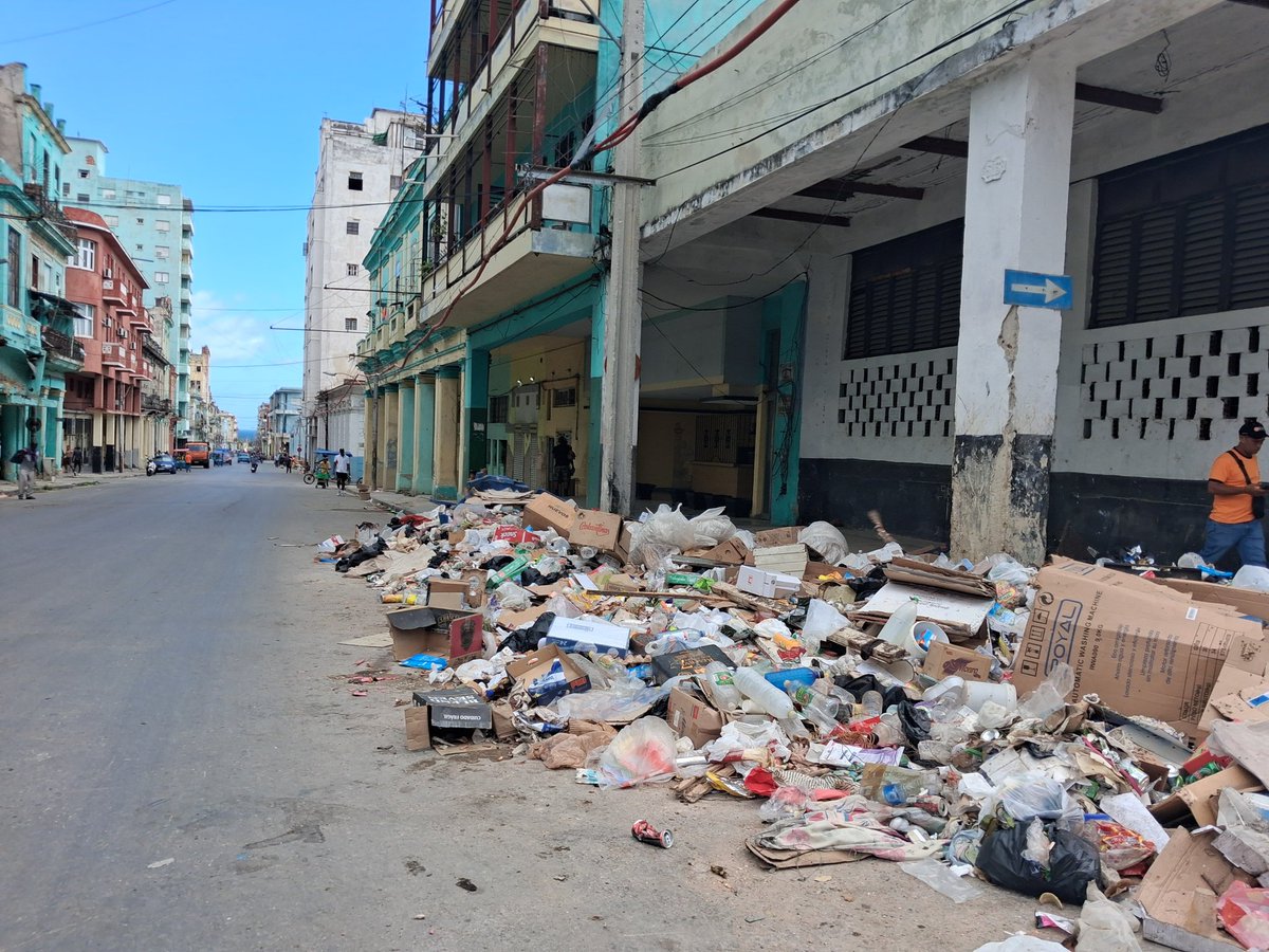 yoanisanchez's tweet image. Para mi amigo @jafdezsainz aquí va una foto que tomé la mañana de este jueves muy cerca de su antigua casa en La #Habana. Va con un abrazo