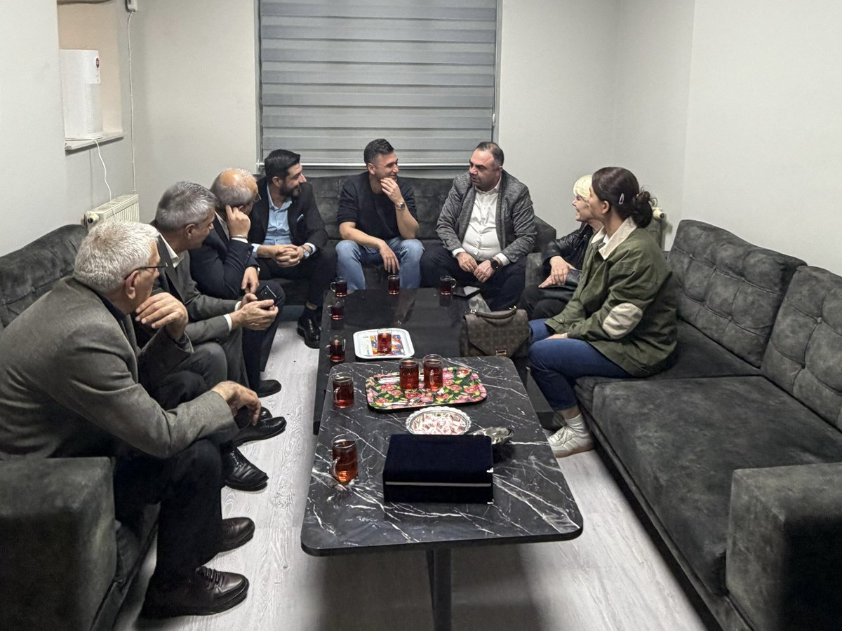 IyipartikCekme's tweet photo. İlçe Başkanımız Rasim Yıldırım, İl Başkan Yardımcımız Serkan Horuz ve yönetim kurulu üyelerimiz ile birlikte Güvenlik Büro Amiri Fırat Orhan’ı ziyaret ettik.

Nazik ev sahipliği ve samimi misafirperverliği için kendisine teşekkür ediyor, görevinde başarılar diliyoruz. https://t.co/NxHRSZlndV