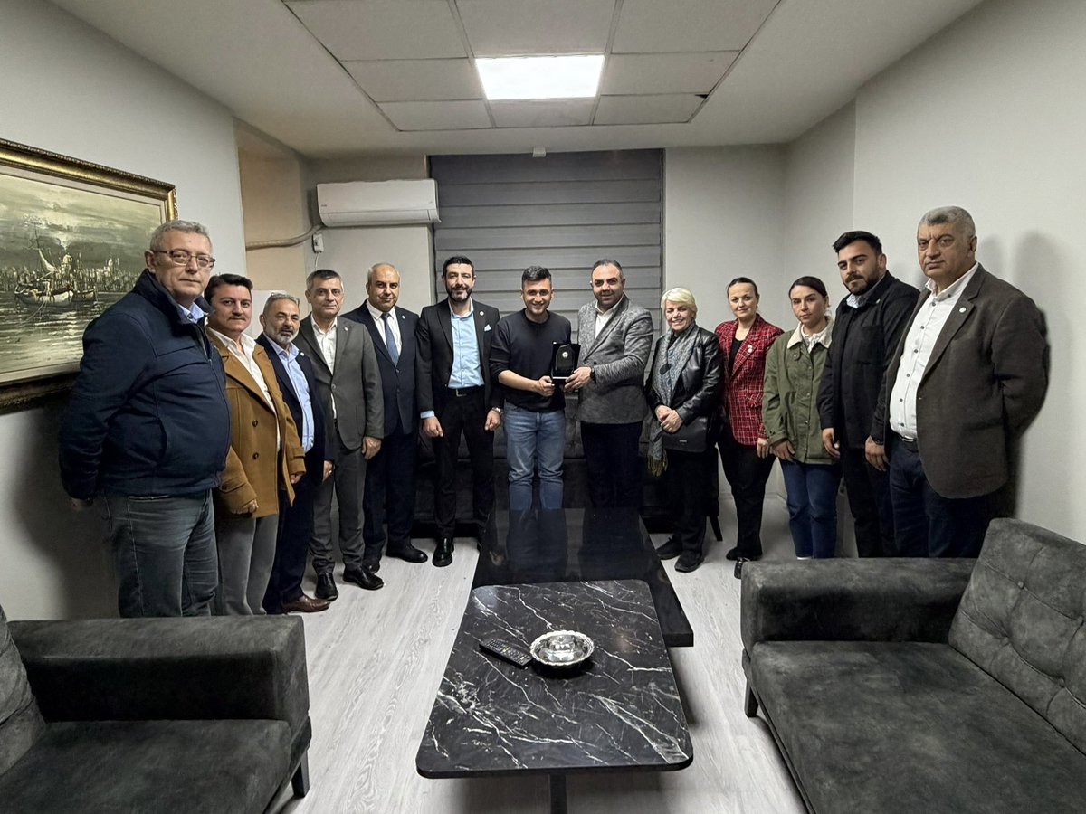 IyipartikCekme's tweet photo. İlçe Başkanımız Rasim Yıldırım, İl Başkan Yardımcımız Serkan Horuz ve yönetim kurulu üyelerimiz ile birlikte Güvenlik Büro Amiri Fırat Orhan’ı ziyaret ettik.

Nazik ev sahipliği ve samimi misafirperverliği için kendisine teşekkür ediyor, görevinde başarılar diliyoruz. https://t.co/NxHRSZlndV