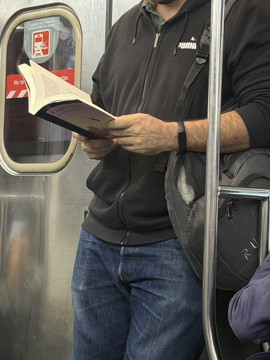 carlavq's tweet photo. @claudiapineiro leí por ahí que ver a una persona leyendo un libro que te gusta es ver a un libro recomendándote a una persona. https://t.co/FXcNYWyMnu