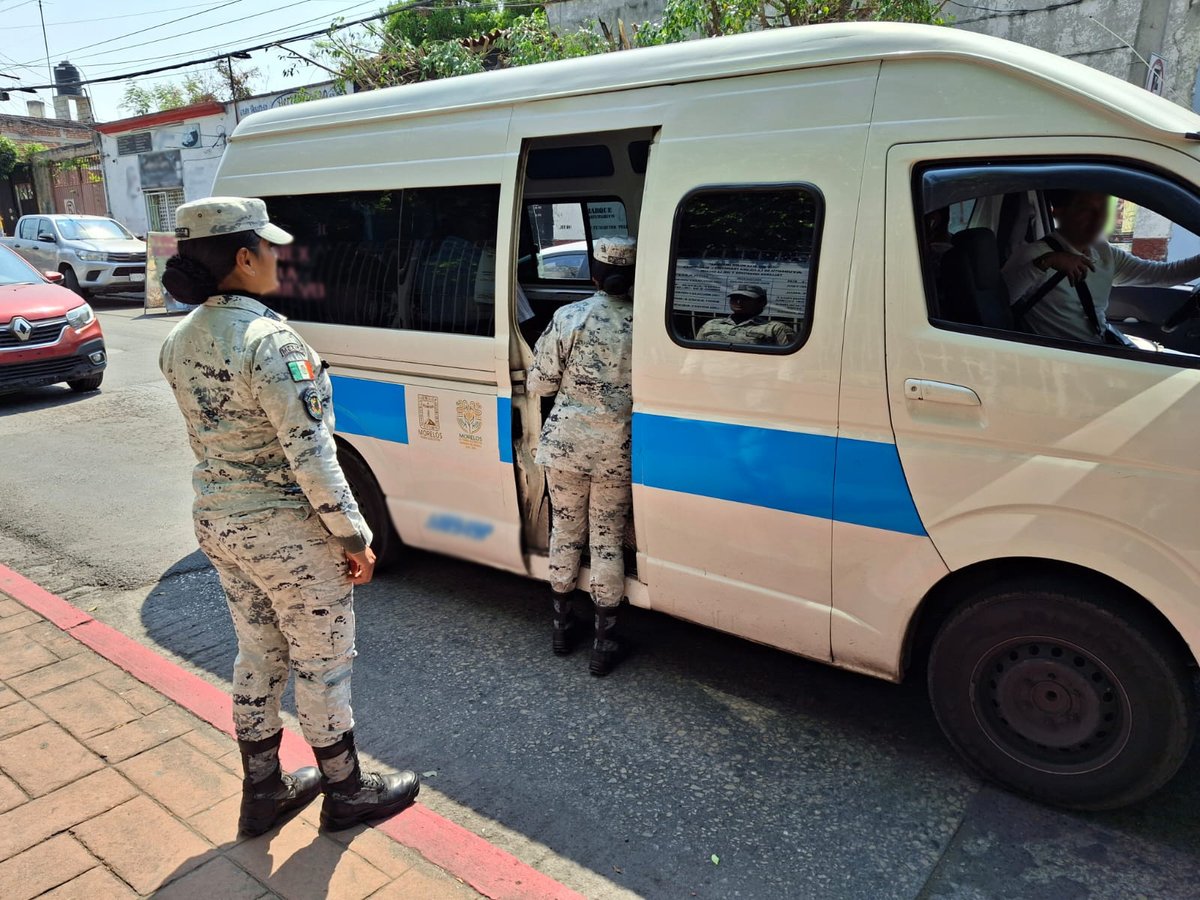 GN_MEXICO_'s tweet image. En #Morelos, integrantes de la #GuardiaNacional y Ejército Mexicano, aplican el Operativo Pasajero Seguro en puntos de ascenso y descenso de usuarios del transporte público, ubicados en la zona metropolitana del municipio de Cuernavaca. De manera aleatoria, los guardias