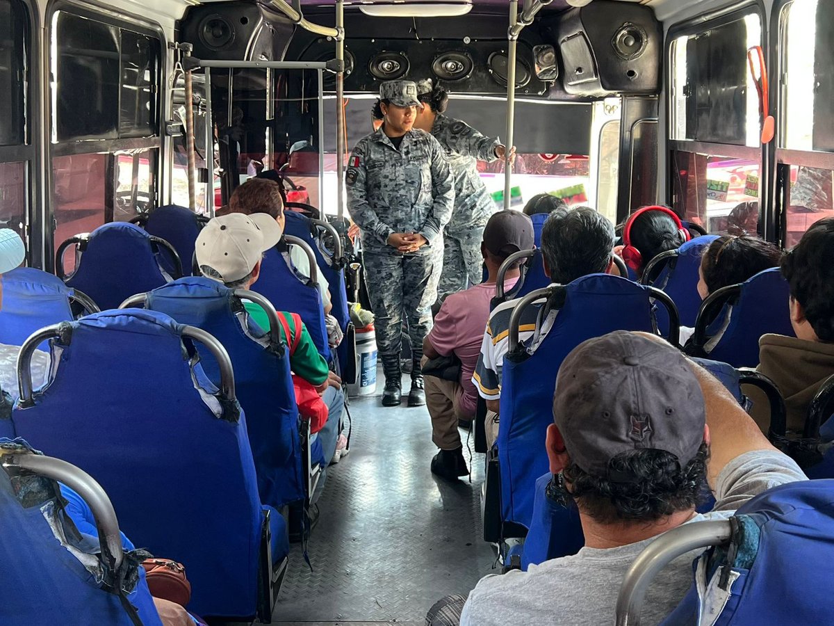 GN_MEXICO_'s tweet image. En #Morelos, integrantes de la #GuardiaNacional y Ejército Mexicano, aplican el Operativo Pasajero Seguro en puntos de ascenso y descenso de usuarios del transporte público, ubicados en la zona metropolitana del municipio de Cuernavaca. De manera aleatoria, los guardias