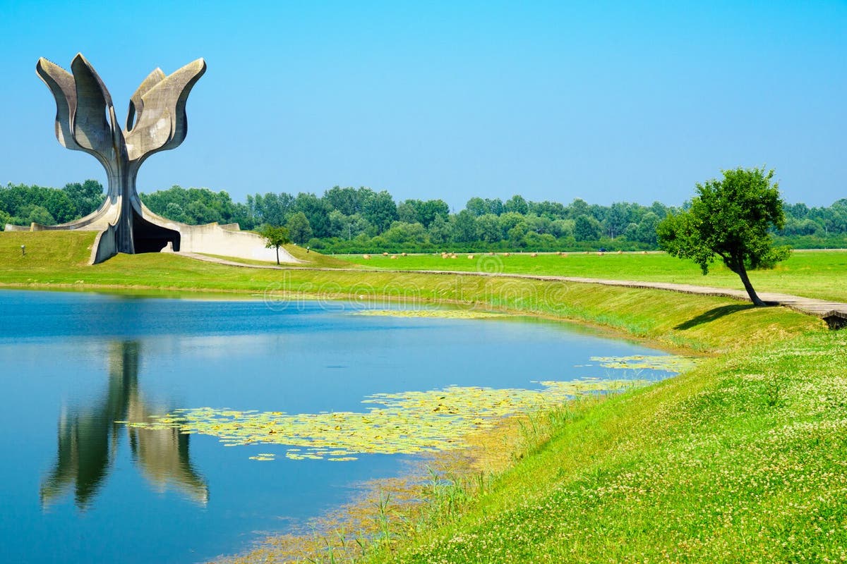 Aušvic i Jasenovac, kako izgledaju danas (NIZ):
Kada uđeš u Aušvic, osećaš težinu smrti. On je mračan, klaustrofobičan i služi kao forenzički dokaz industrijskog ubijanja.
Kada uđeš u Jasenovac, vidiš zelenu travu, jezerce i betonski cvet. Nedostaju samo štapovi za golf! 👇