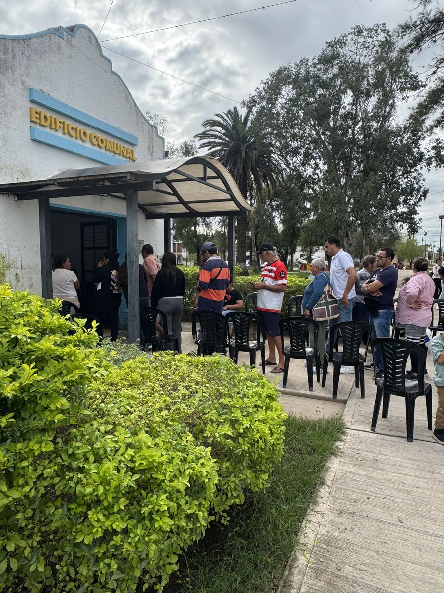 Siguiendo instrucciones del Gobernador Osvaldo JAldo hoy con el equipo del <a href="/RegCivilTucuman/">Registro Civil Tuc</a> estuvimos en La Madrid entregando la doc de los vecinos de la zona que fueron tramitados en el operativo especial de documentación llevado a cabo luego de las inundaciones.