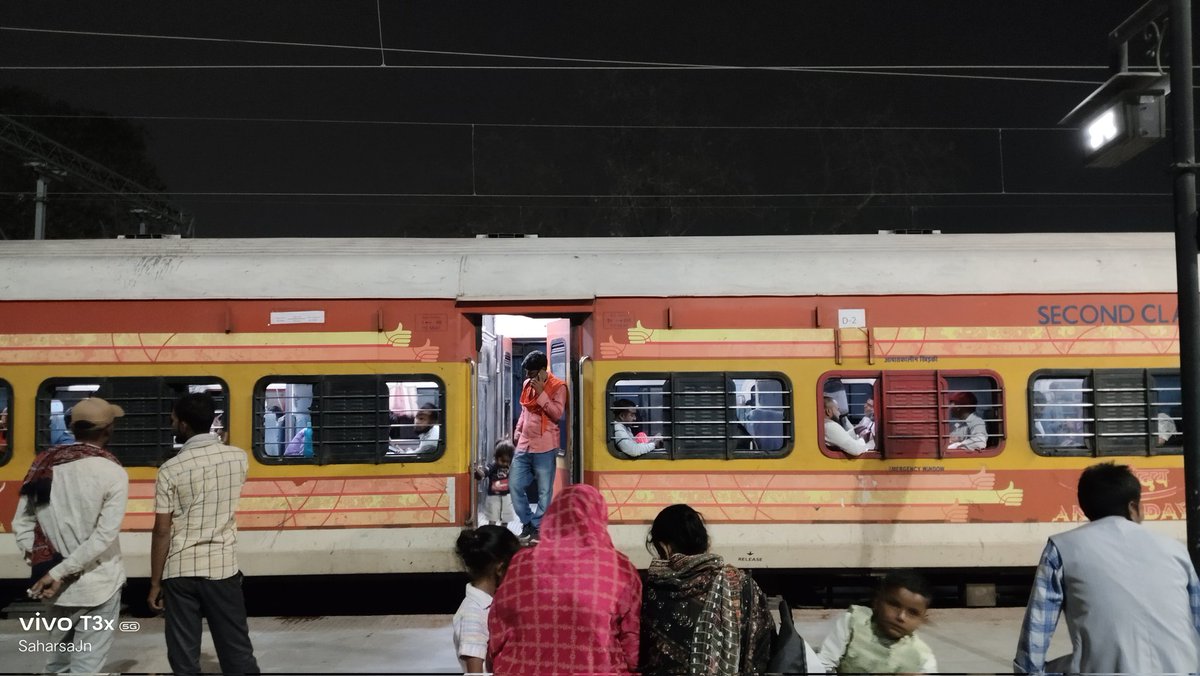 saharsajn's tweet photo. पहली यात्रा के दौरान सहरसा स्टेशन पर खड़ी 05551 सहरसा-यशवंतपुर ग्रीष्मकालीन स्पेशल ट्रेन।
@spjdivn @srdcmspj @KhagariaJn @saharsarail @PankajRailFan https://t.co/sJd3OEhDgh