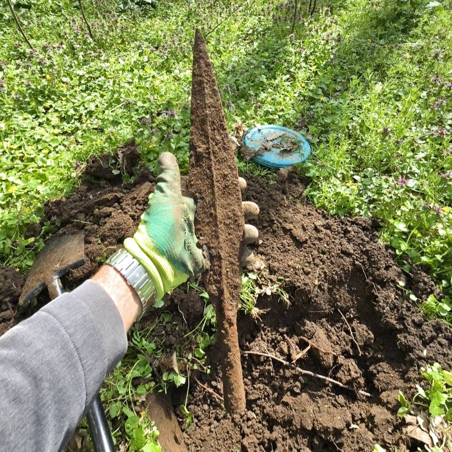 _Treasure_Kings's tweet image. Romanian #metaldetecting find! 🇷🇴 
Bogdan Pătruț just dug this massive iron spearhead.
  Looks like proper Iron Age warrior gear to me. #History

What do you think - Iron Age or later? 
Drop your thoughts below 👇