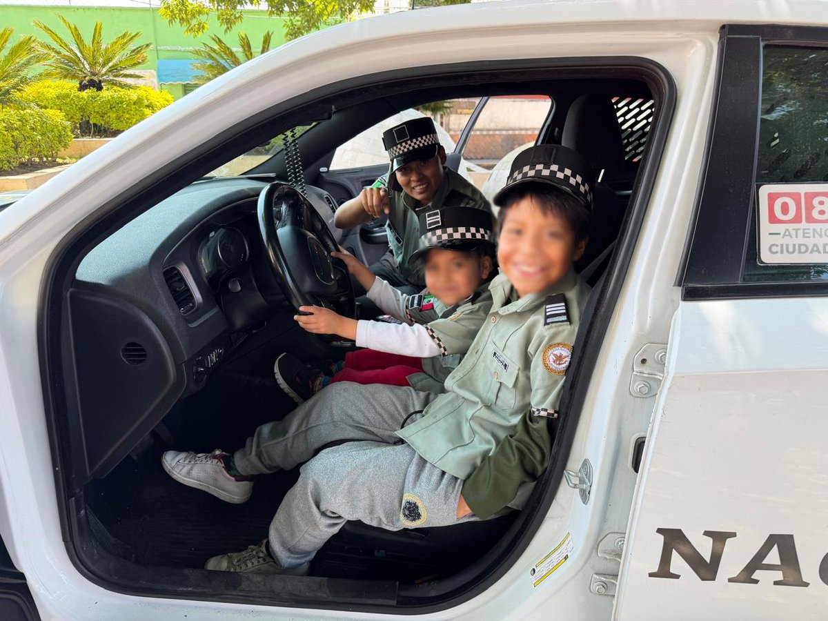 GN_MEXICO_'s tweet image. En #Tlaxcala, personal de la #GuardiaNacional realiza actividades de seguridad, prevención del delito y proximidad social en la plaza principal, en el municipio de Nativitas, además de instalar un módulo de información, exhibición de vehículos, uniforme y entrega de folletos. Con