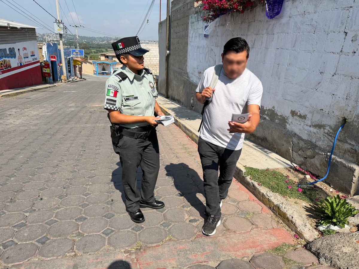 GN_MEXICO_'s tweet image. En #Tlaxcala, personal de la #GuardiaNacional realiza actividades de seguridad, prevención del delito y proximidad social en la plaza principal, en el municipio de Nativitas, además de instalar un módulo de información, exhibición de vehículos, uniforme y entrega de folletos. Con