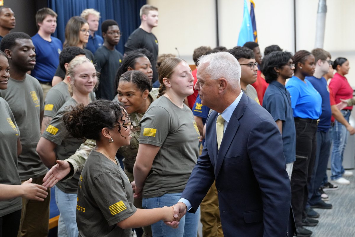 usmepcom_hq's tweet photo. Big day at USMEPCOM HQ yesterday! Not only did we get the privilege of welcoming @USW_PR_HONTata to the building, but it was a rare treat to witness the direct result of our mission when he gave the Oath of Enlistment to 29 applicants in the Arendt Auditorium! https://t.co/x7gBY7qg3l