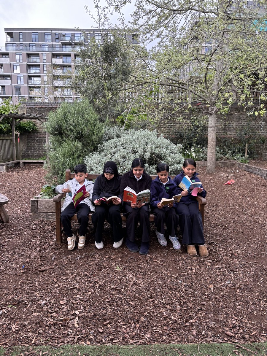 WoolmoreTweets's tweet photo. Breakfast Club reading in the garden #books #nature #friends https://t.co/WlIGNSxYuW