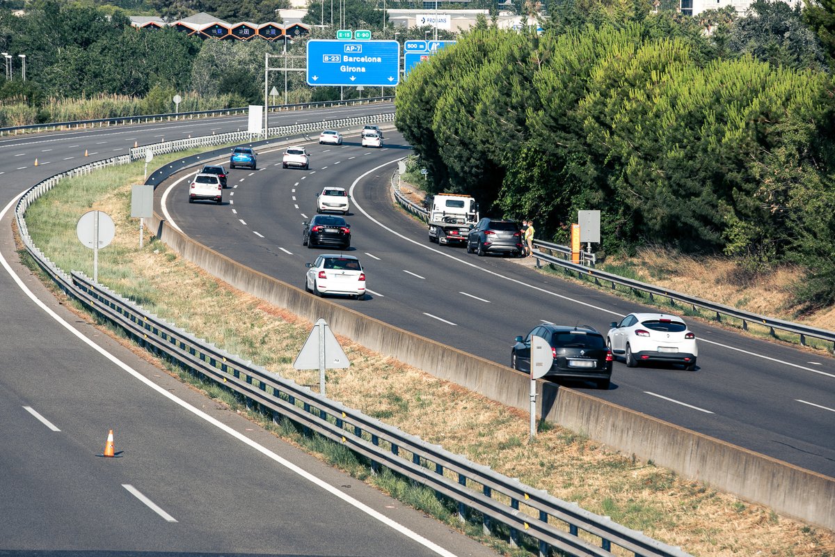transit's tweet image. ⚠ Si veus un vehicle aturat al voral:

✋ Modera la velocitat, mantén distància i actua amb seguretat
🚶🚘 Cal preveure la possibilitat d’algun vianant fora del vehicle

A la carretera, #CapRisc
#SCT