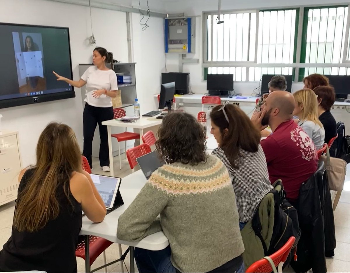 ColegioMSiurot's tweet photo. 👉🏼Manos a la obra por la
#Paz ☮️ 
Hoy nuestro centro ha recibido a los coordinadores y coordinadoras de la red
Escuela: Espacio de Paz -
Proyecto Intercentros
#Málaga
👉🏼Un orgullo compartir esta jornada con #compañeros y #compañeras tan
comprometidos con la convivencia escolar💕 https://t.co/LWRqXdHuxi