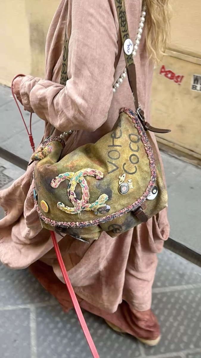 earlgreyswan's tweet photo. thinking about the Chanel Graffiti On The Pavements Messenger Bag from the 2014 Spring-Summer Collection https://t.co/07ojsftC00