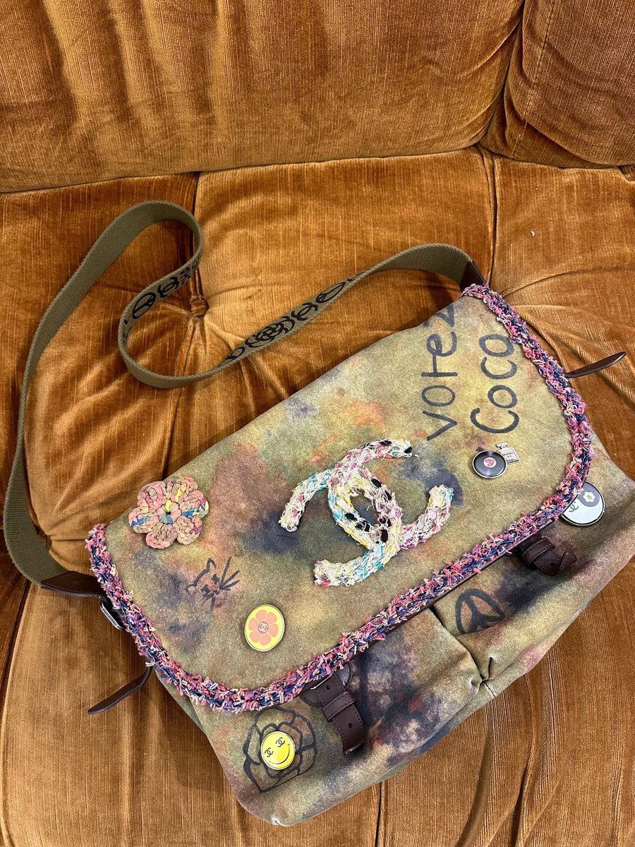 earlgreyswan's tweet photo. thinking about the Chanel Graffiti On The Pavements Messenger Bag from the 2014 Spring-Summer Collection https://t.co/07ojsftC00