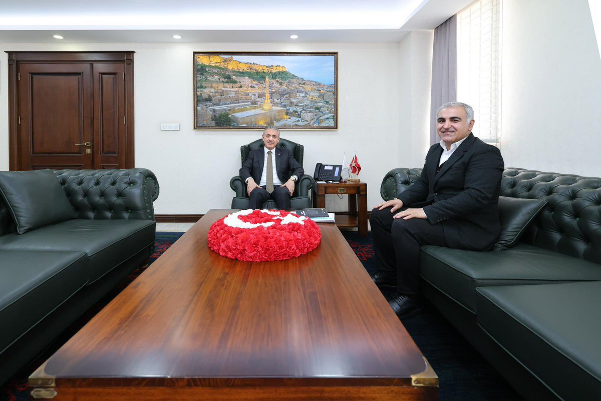 Mardin_Valiligi's tweet photo. Valimiz Sayın @tuncay_akkoyun ,
▶️ Nusaybin Muharip Gaziler Derneği Başkanı Fahrettin Akdeniz’i,
▶️ İHH Genel Başkan Yardımcısı ve Teşkilat Başkanı Muhammed Cihat Çelik, Teşkilatlanma Birimi Sorumlusu Talha Bekiroğlu ve Mardin Şube Başkanı Hamdullah Aşar’ı,
▶️ Yazar-Şair Mehmet Kızılkaya’yı Valilik Makamında ağırladı.

@iletisim 
@TC_icisleri