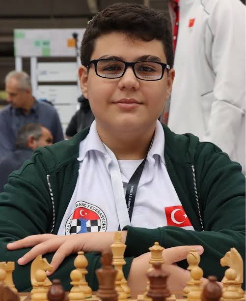 tanik_tr's tweet photo. Kesinlikle hak ettiği değeri görmüyor!

Türkiye için gurur verici bir gün. Yağız Kaan Erdoğmuş yine tarih yazdı.

Henüz 14 yaşında olan Türk satranç oyuncusu, 2700 barajını aşarak satranç tarihinde bunu başaran en genç oyuncu oldu.

Yaşa göre raitingleri:

🇹🇷 Yaş 8 - 1866
🇹🇷 Yaş 9 - 1955
🇹🇷 Yaş 10 - 2276
🇹🇷 Yaş 11 - 2452
🇹🇷 Yaş 12 - 2524
🇹🇷 Yaş 13 - 2599
🇹🇷 Yaş 14 - 2704