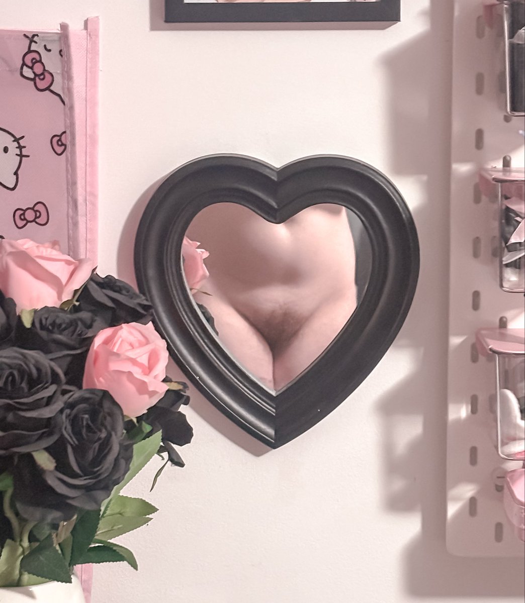 dreckigenahte's tweet photo. cw // vik coochie 

i was laying on my bed in a towel before work this morning, got up and dropped it to get dressed and i was perfectly in the little mirror by my desk. bush heart. <3 https://t.co/TWhVVuIp68