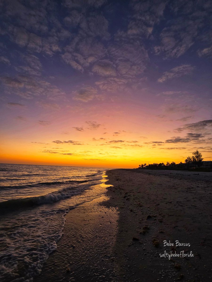 SaltyBebeFL's tweet photo. Sanibel sunset
#welivehere #sanibel
#florida #stormhour https://t.co/M4RBVfE5KU