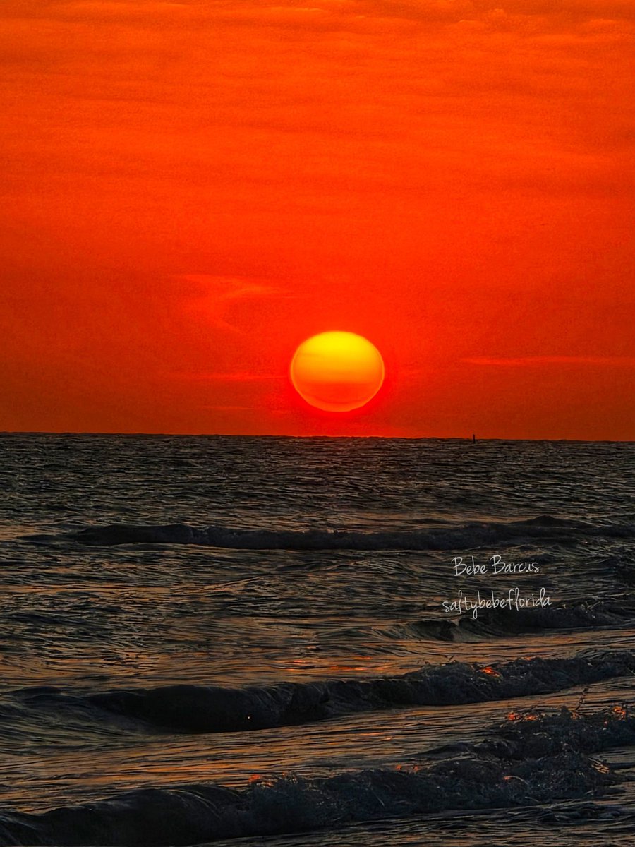 SaltyBebeFL's tweet photo. Sanibel sunset
#welivehere #sanibel
#florida #stormhour https://t.co/M4RBVfE5KU