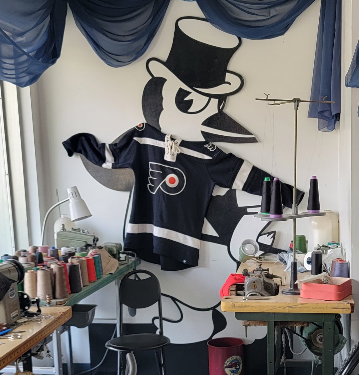 Ike_Richman's tweet photo. Penguin Cleaners of Collingswood, NJ, is temporarily renaming its business to @NHLFlyers for the first round of the @StanleyCup Playoffs. 
📷: Flyers Cleaners https://t.co/MeYuSCxILk