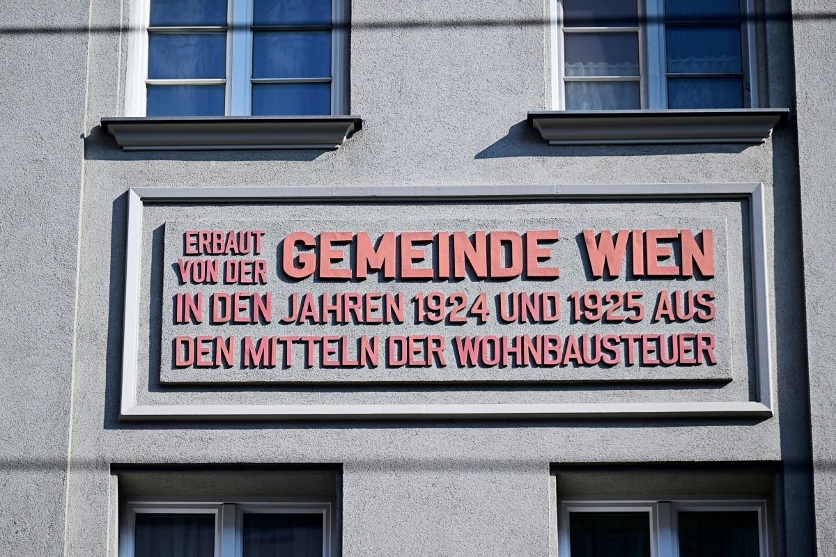 jager_jakob's tweet photo. @JosefBrato Ja ziemlich genau. Damals wurde generell eine Reihe von "Luxussteuern" erhoben, die z.B. auch Champagner betroffen haben.

Das vielleicht coolste daran ist, dass das in der Zeit auch so auf alle Gemeindebauten draufgeschrieben wurde: https://t.co/NbPJPDLwyA
